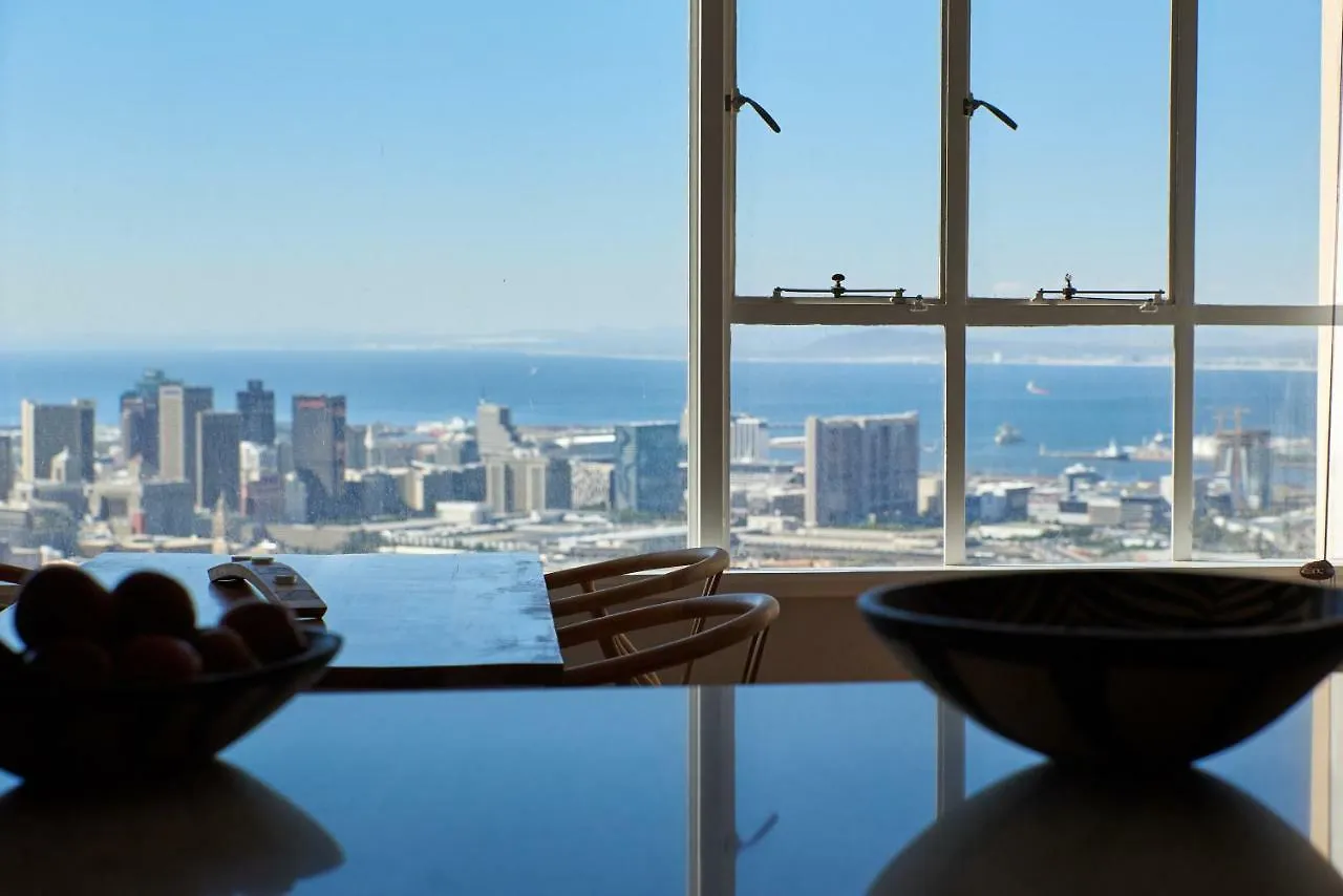 Breathtaking Views, Brand New Renovated Apartment ケープタウン